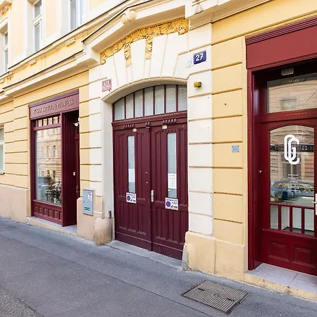 Daire Modern Attic With Terrace - Machova Prag